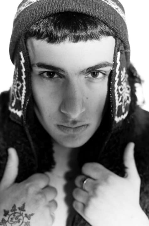 El nuevo single de Tobika: el artista de folklore urbano presenta “Chika Hippie”