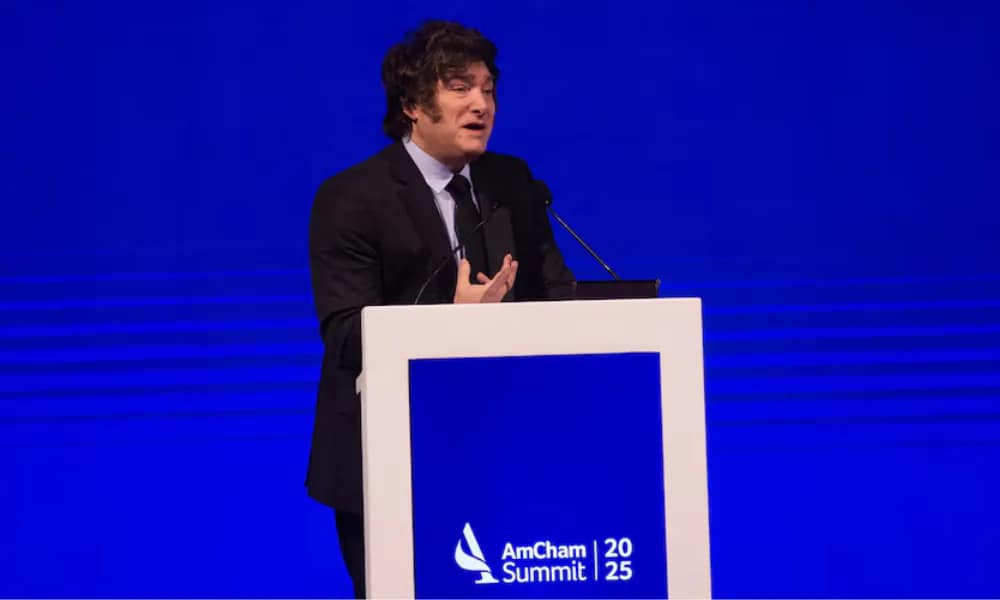 Milei impulsa inversiones y enfrenta críticas por recortes en obras públicas