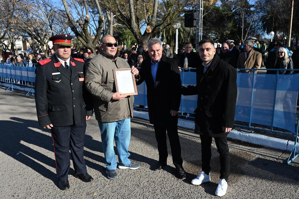 El jefe comunal Hector Gay encabezó la ceremonia oficial y desfile institucional por el 120° aniversario de Cabildo