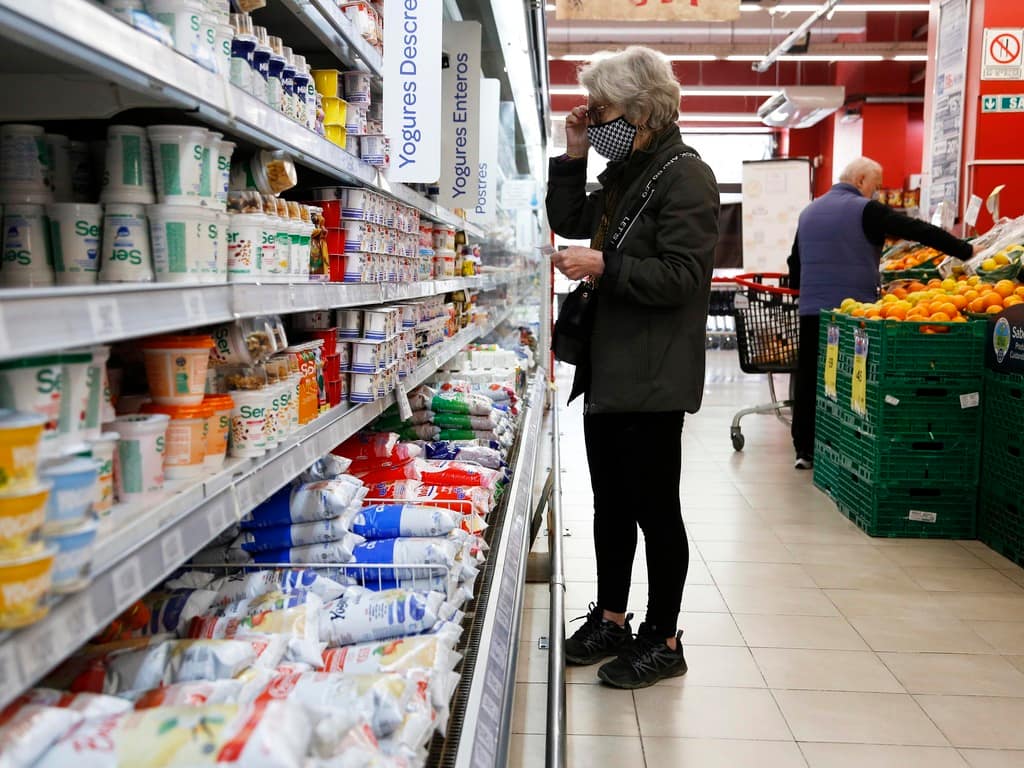 Una familia tipo necesitó $99.676 para superar la pobreza en mayo