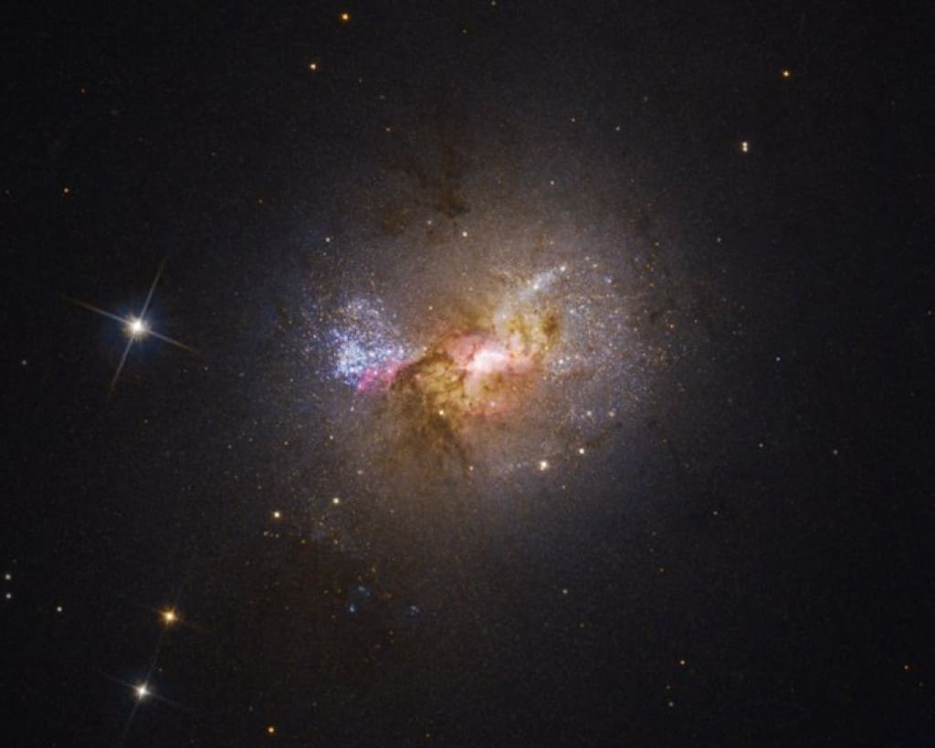 Descubren en el espacio un agujero negro que en lugar de devorar estrellas las crea