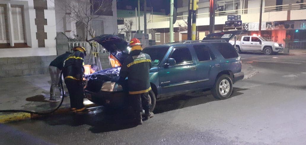 Bomberos evitaron mayores daños en el incendio de una camioneta
