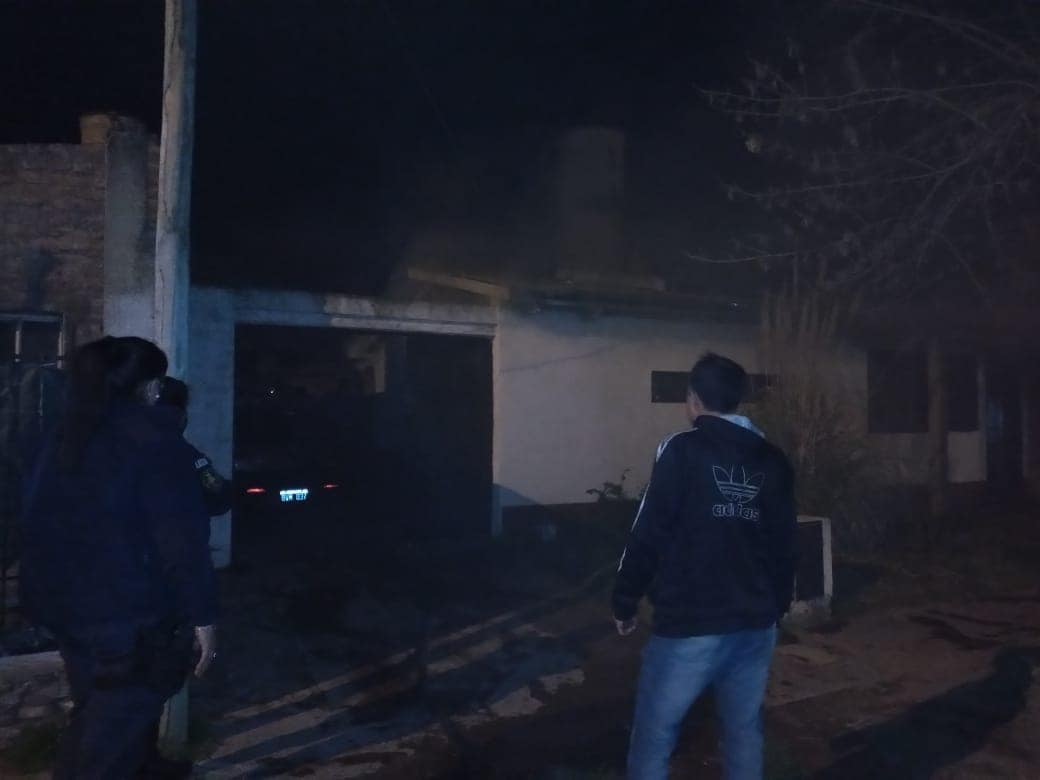 Se prendió fuego la habitación y las pérdidas del ambiente fueron totales