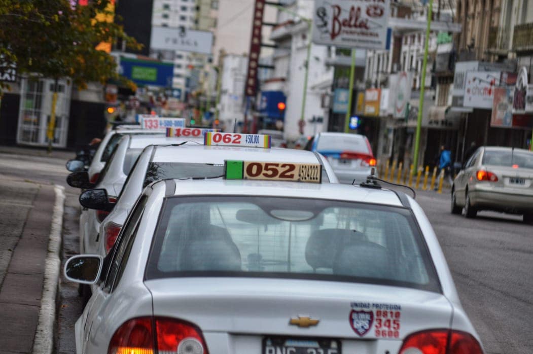 Los taxis en Bahía Blanca aumentarán cada tres meses