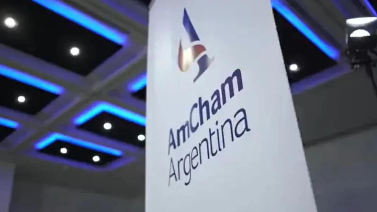 Milei cierra la cumbre AmCham 2025 ante líderes empresariales