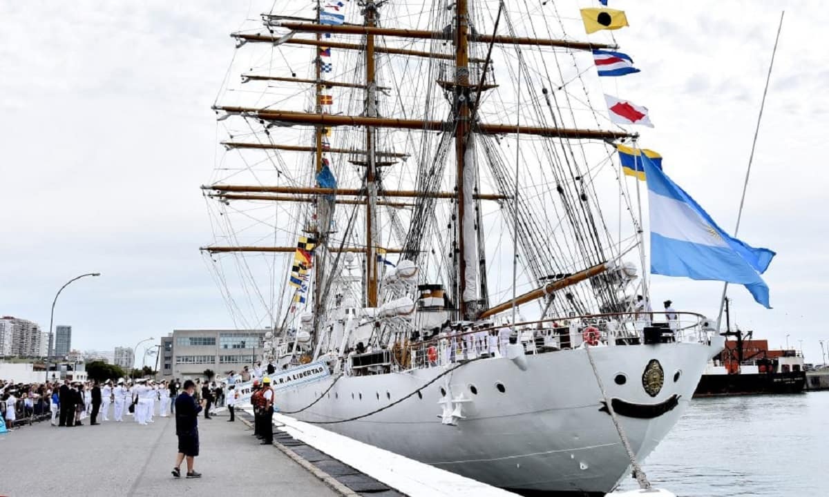 La Fragata A.R.A. Libertad en el Puerto de Bahía Blanca
