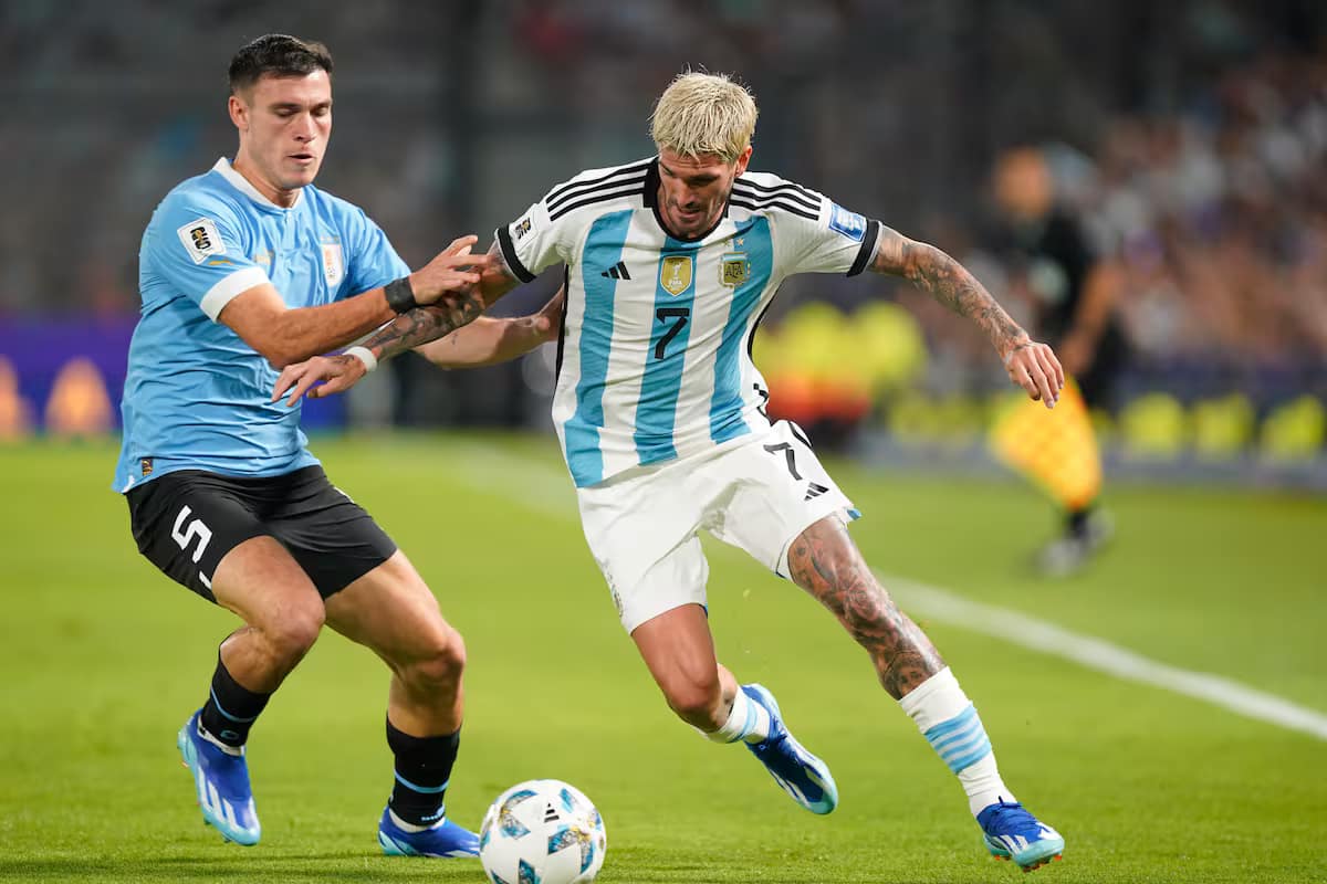 La Selección Argentina enfrenta a Uruguay en un crucial partido de Eliminatorias