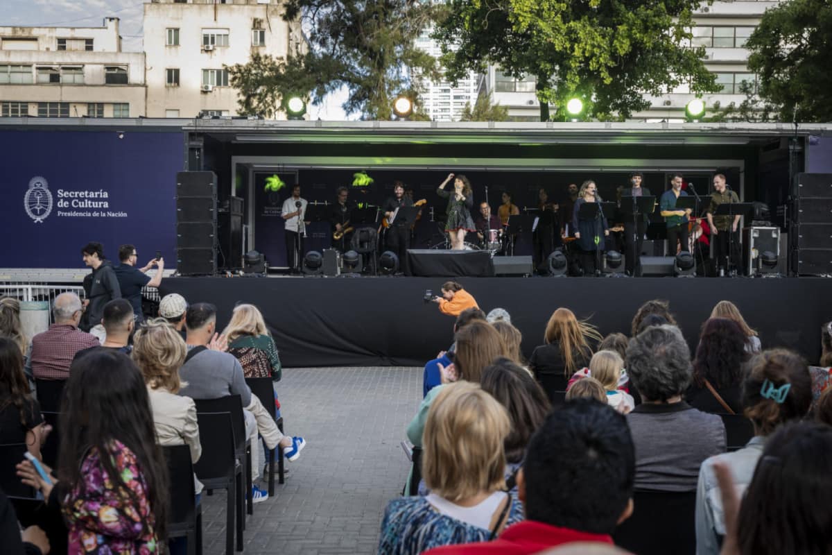 Ritmos Argentinos con una propuesta musical completa en la Explanada del Palacio Libertad