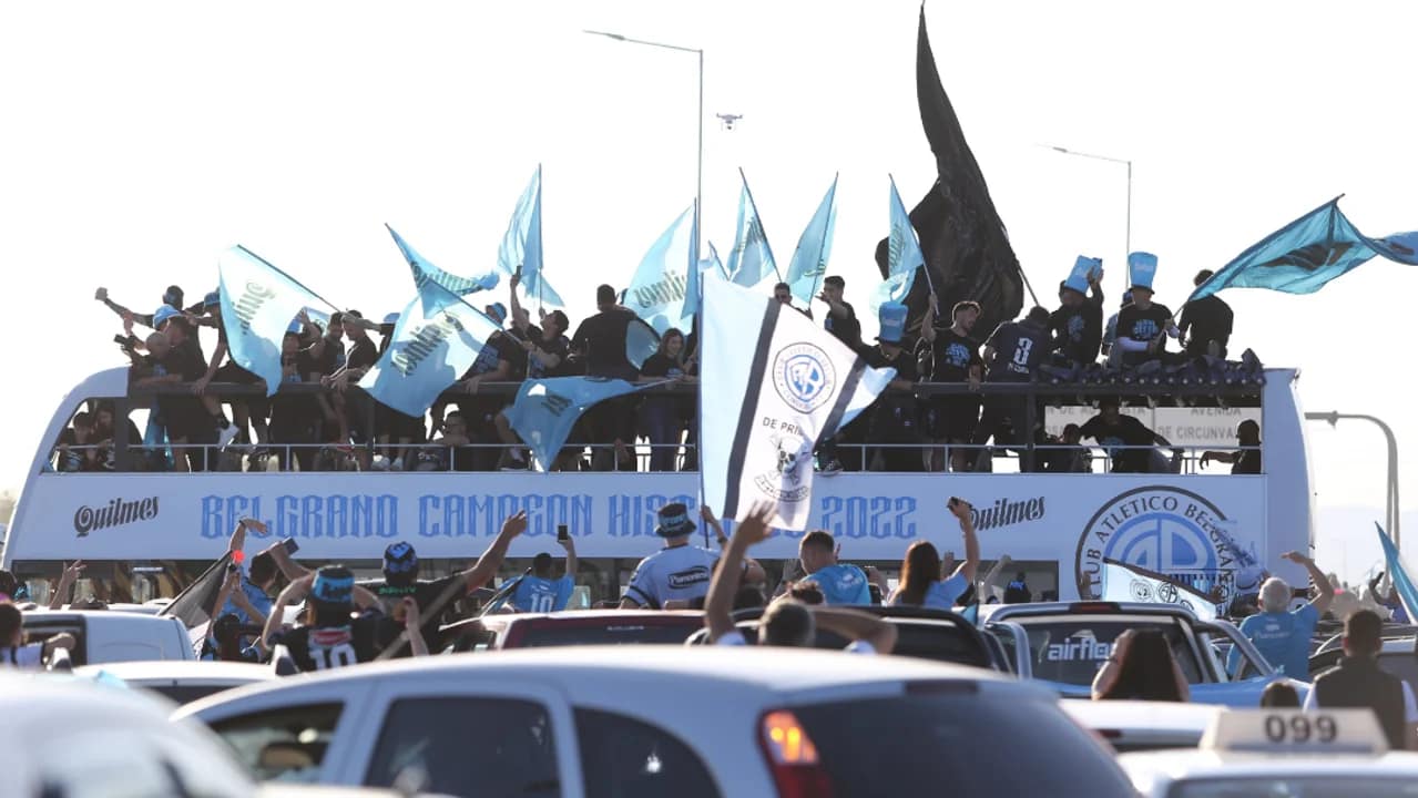 Video: el colectivo con los jugadores de Belgrano, a centímetros de una tragedia
