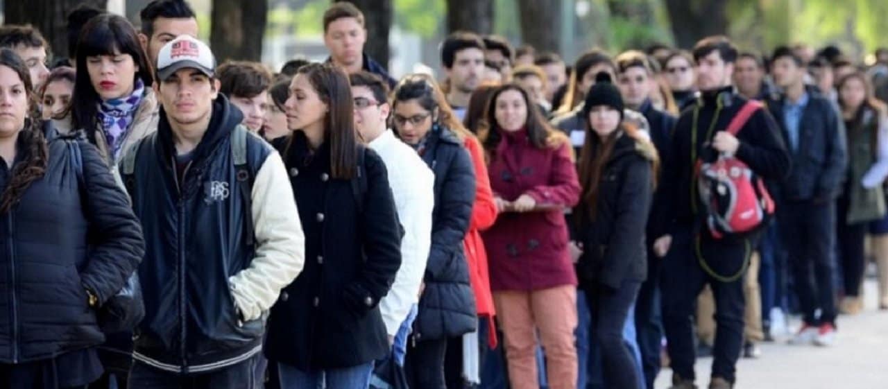 La tasa de desocupación bajó al 7% en el primer trimestre del año