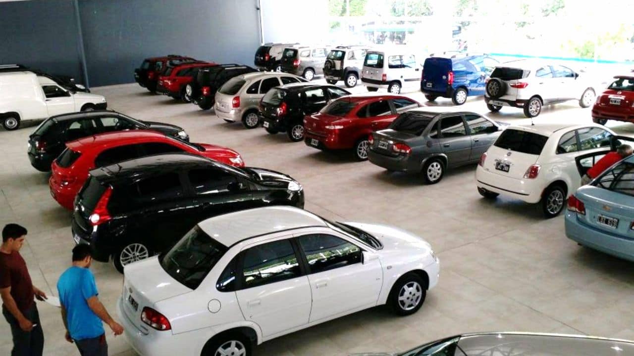 La venta de autos usados cayó casi 14% en octubre