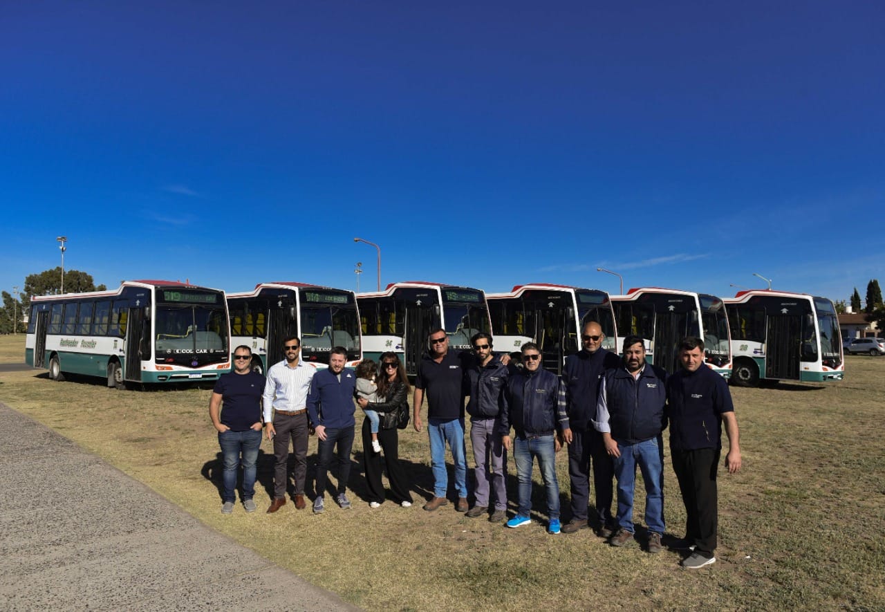 Presentaron los nuevos colectivos de la empresa Rastreador Fournier