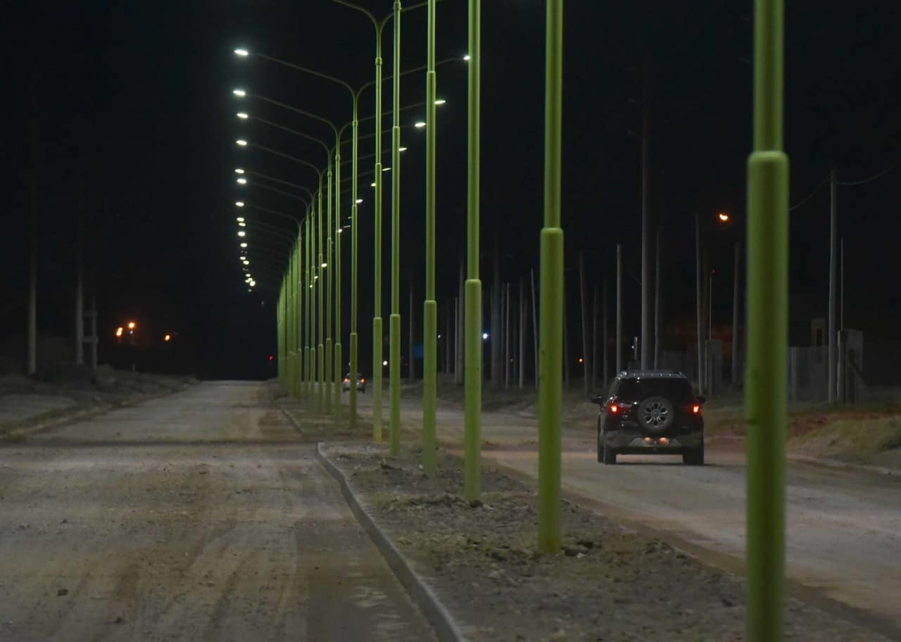 El intendente Gay inauguró nueva iluminación LED y obra de cordón cuneta en acceso a Los Chañares