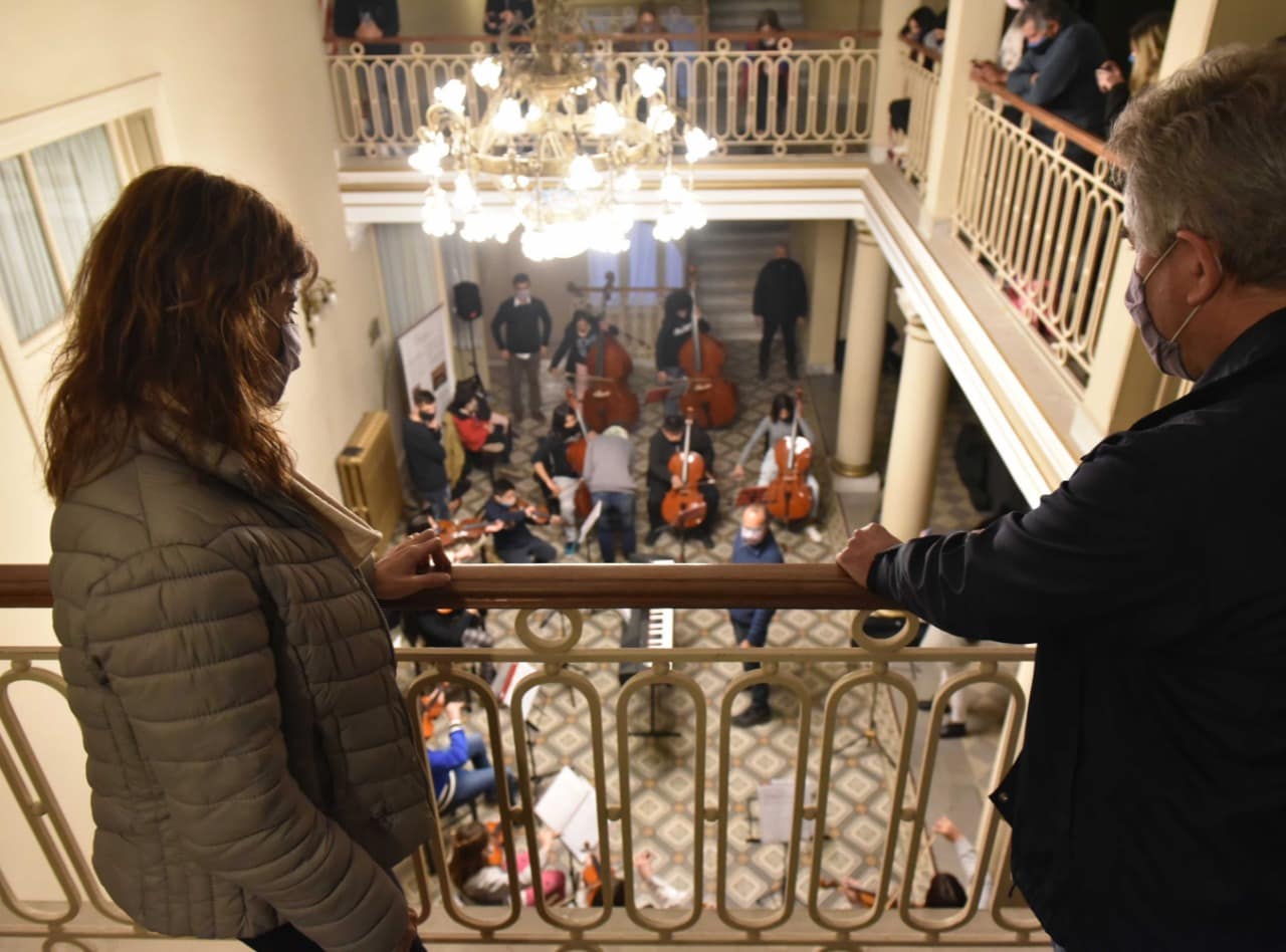 El intendente presenció un ensayo de la Orquesta Miramar en el Teatro Municipal