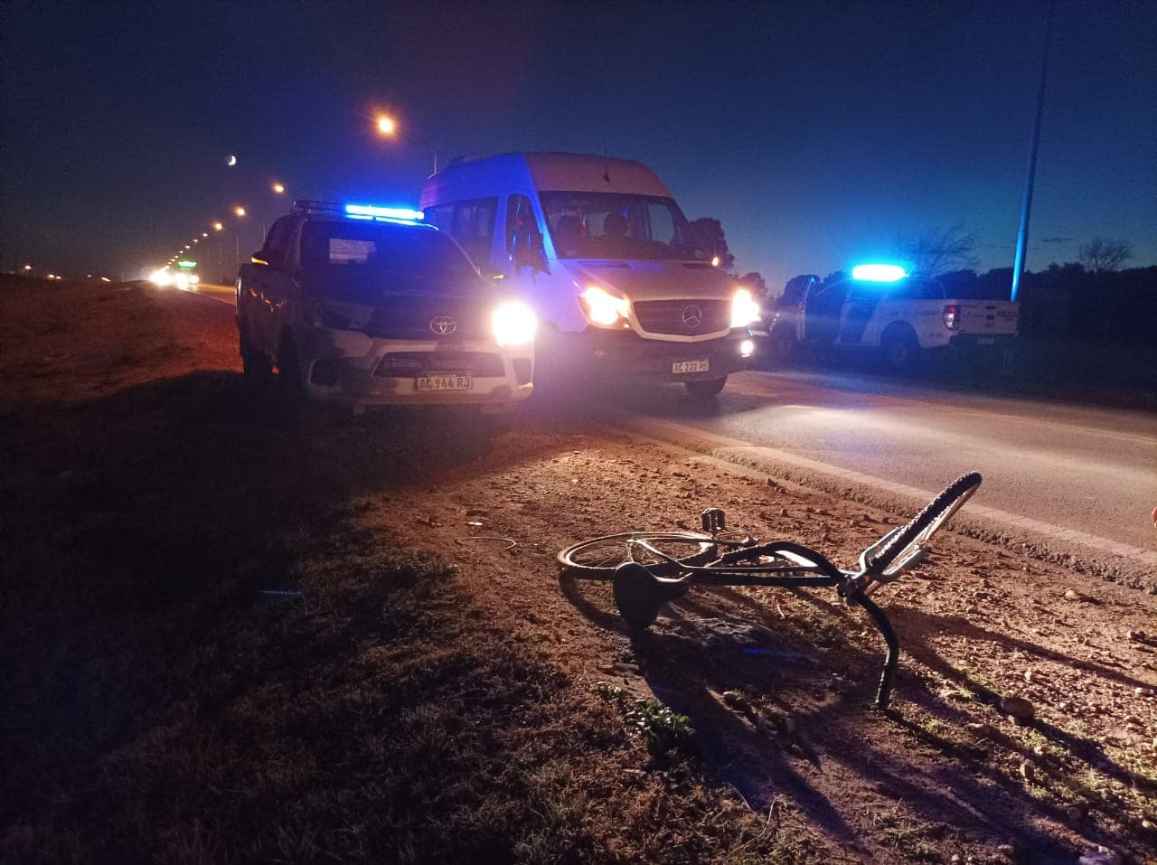 Una mujer terminó con traumatismo de cráneo tras ser embestida por una combi