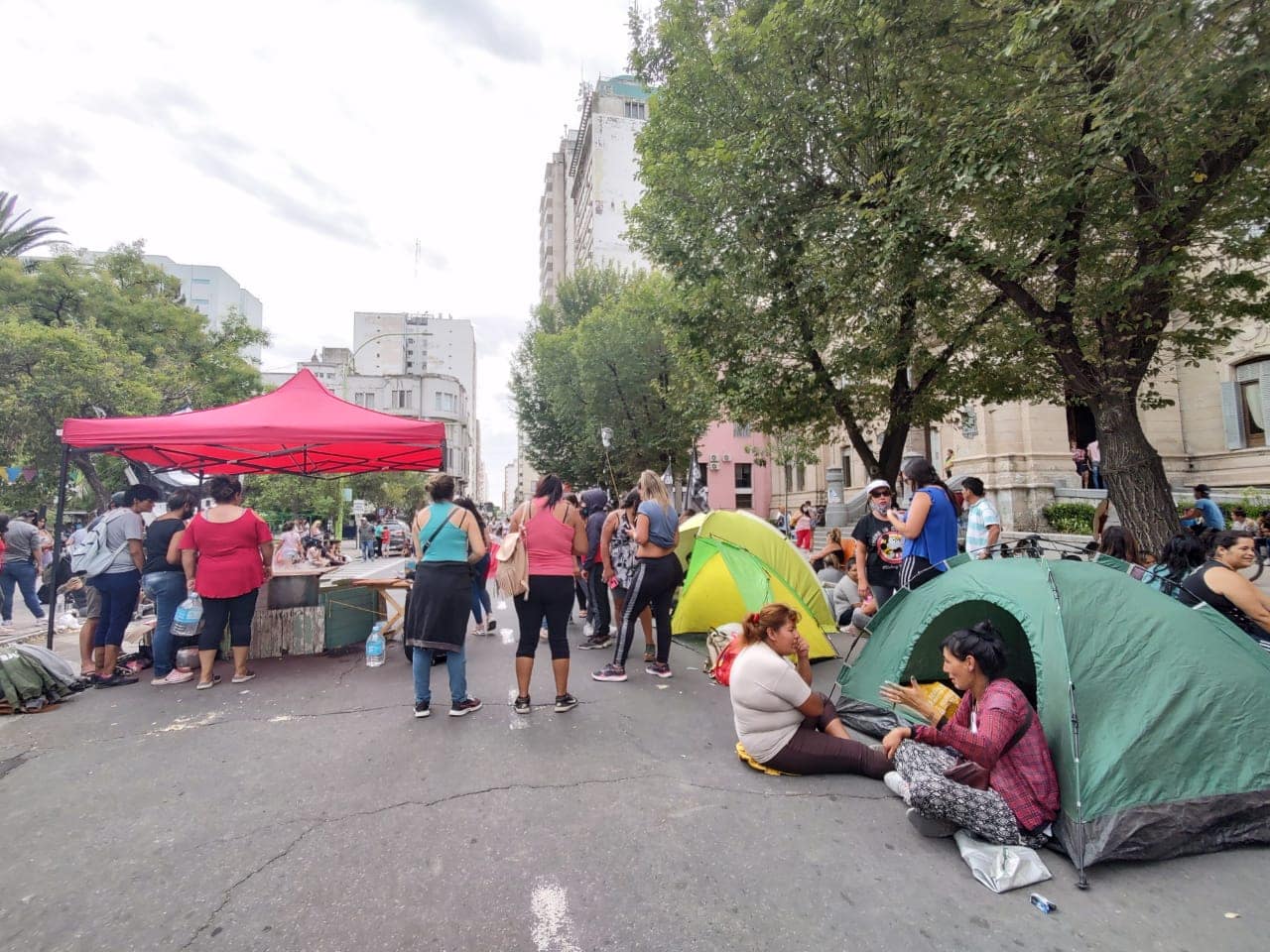 Por una manifestación y acampe se encuentra cerrado el tránsito vehicular en calle Fitz Roy, entre Saavedra y Beruti