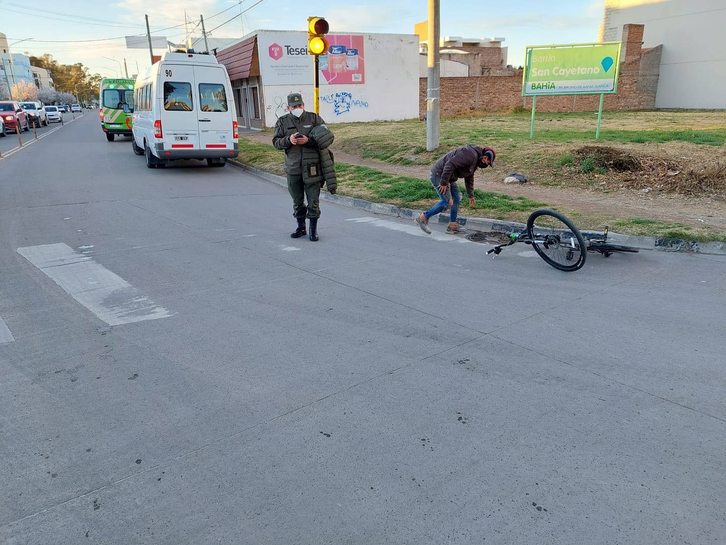 Una ciclista tuvo que ser atendida tras el choque con un auto