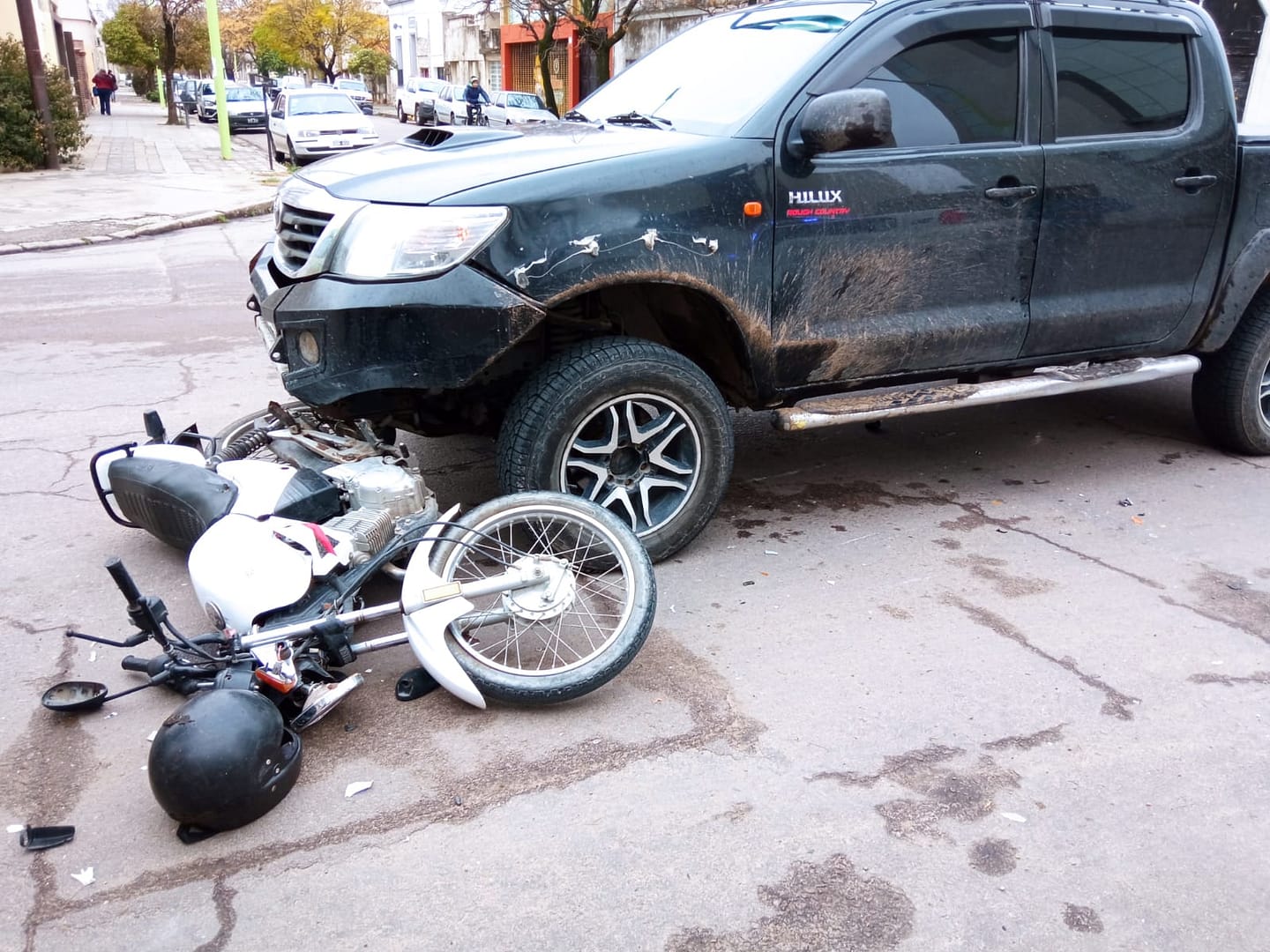 Macrocentro: un motociclista tuvo que ser asistido por el choque con una camioneta
