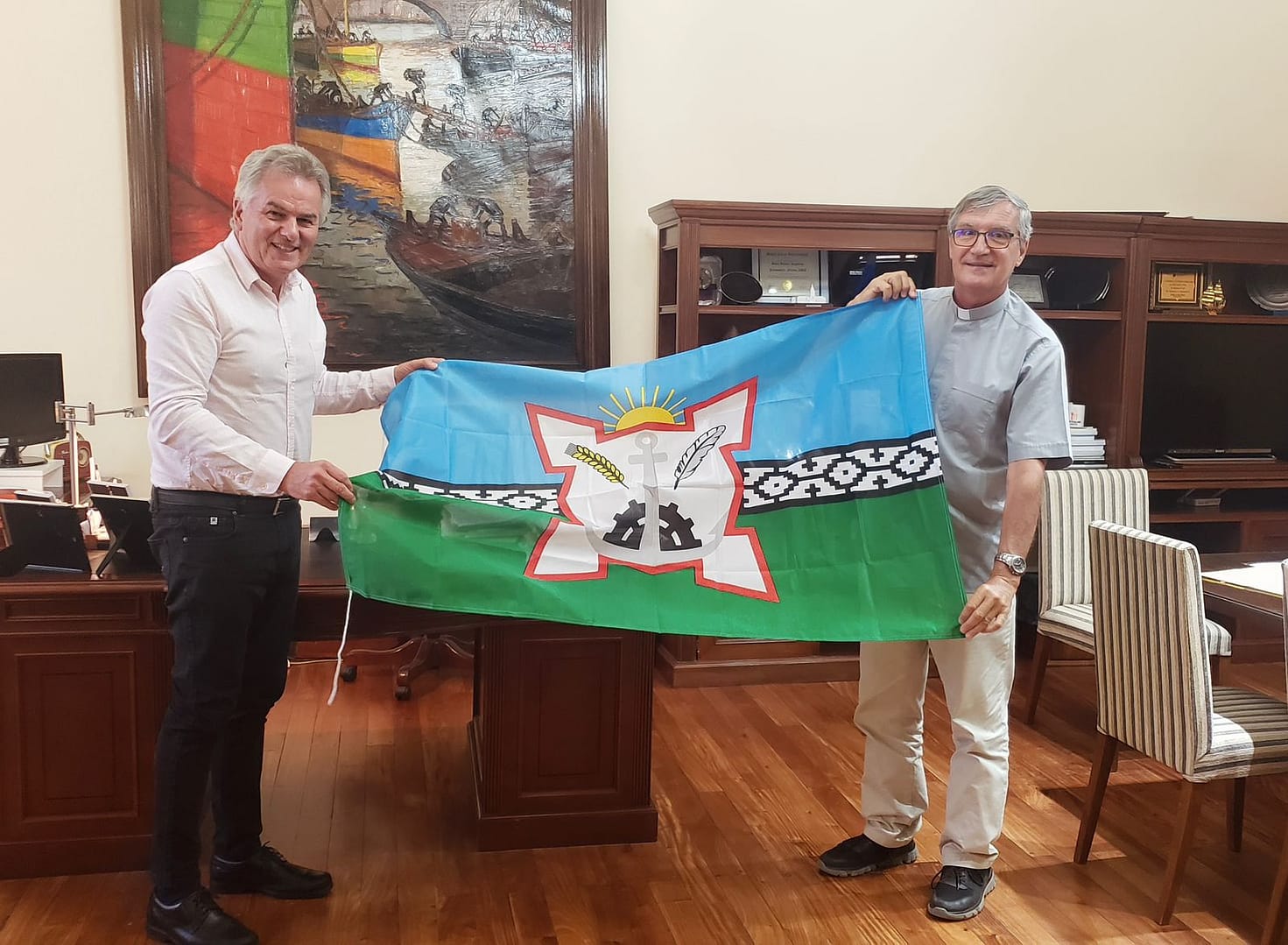 El intendente Gay recibió al sacerdote bahiense Jorge Crisafulli, premiado por su notable tarea solidaria