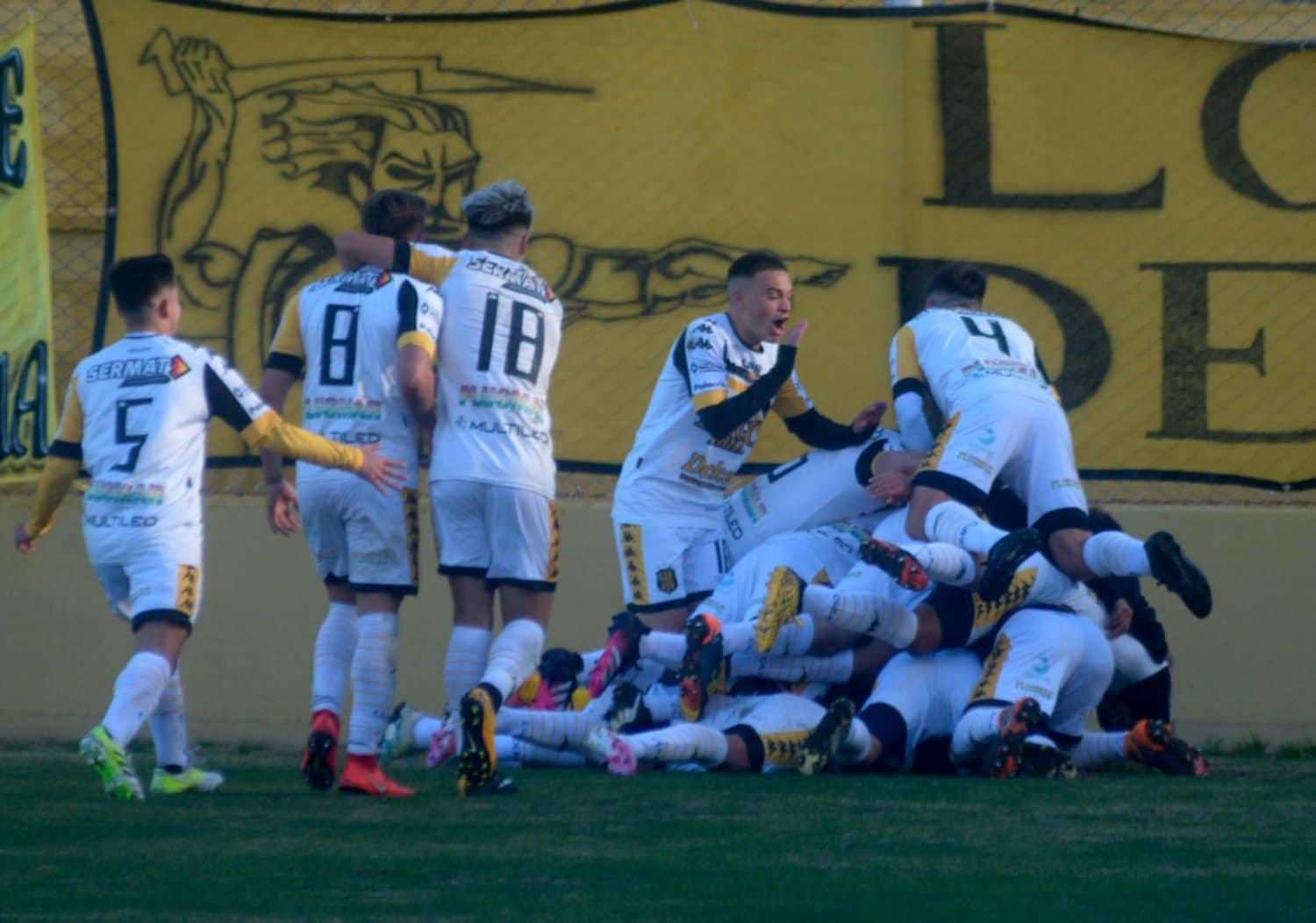 Olimpo ganó la serie y se queda en Primera