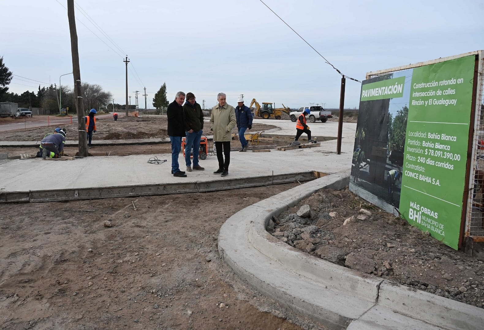 El intendente recorrió la rotonda que se construye sobre calle Rafael Obligado