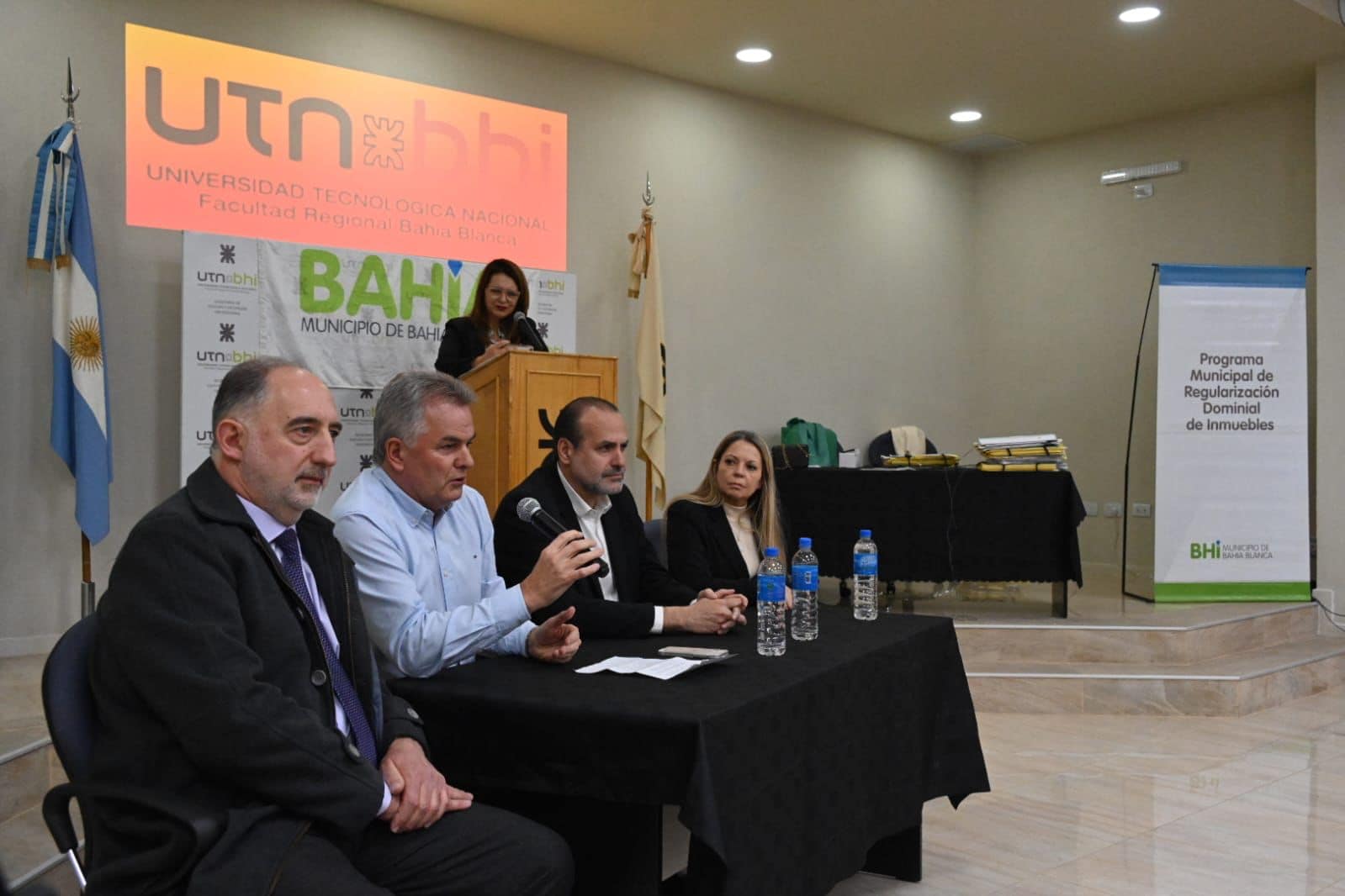 El intendente Héctor Gay encabezó un nuevo acto de Firmas de Escrituras