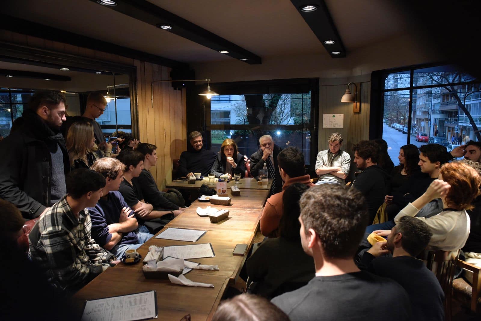 PATRICIA BULLRICH Y JORGE MACRI SE REUNIERON CON JÓVENES LIBERALES PARA HABLAR SOBRE EL FUTURO QUE QUIEREN PARA ARGENTINA