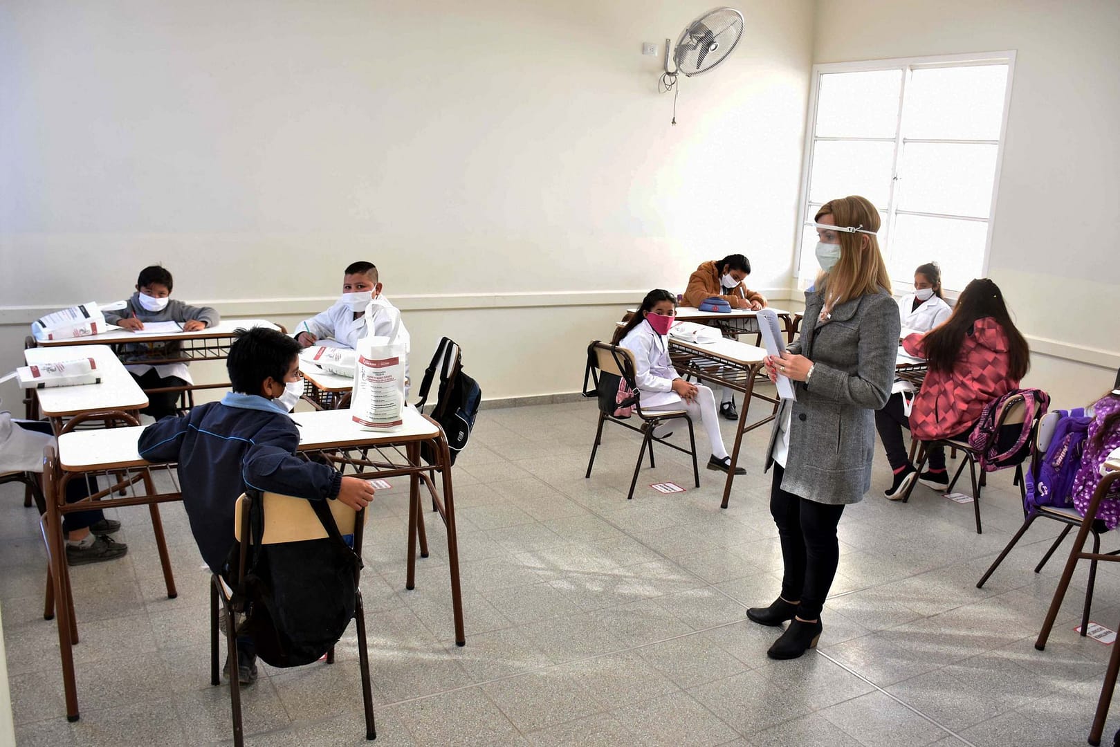 Aprobaron nuevos protocolos sobre el uso del barbijo y el aislamiento en las escuelas
