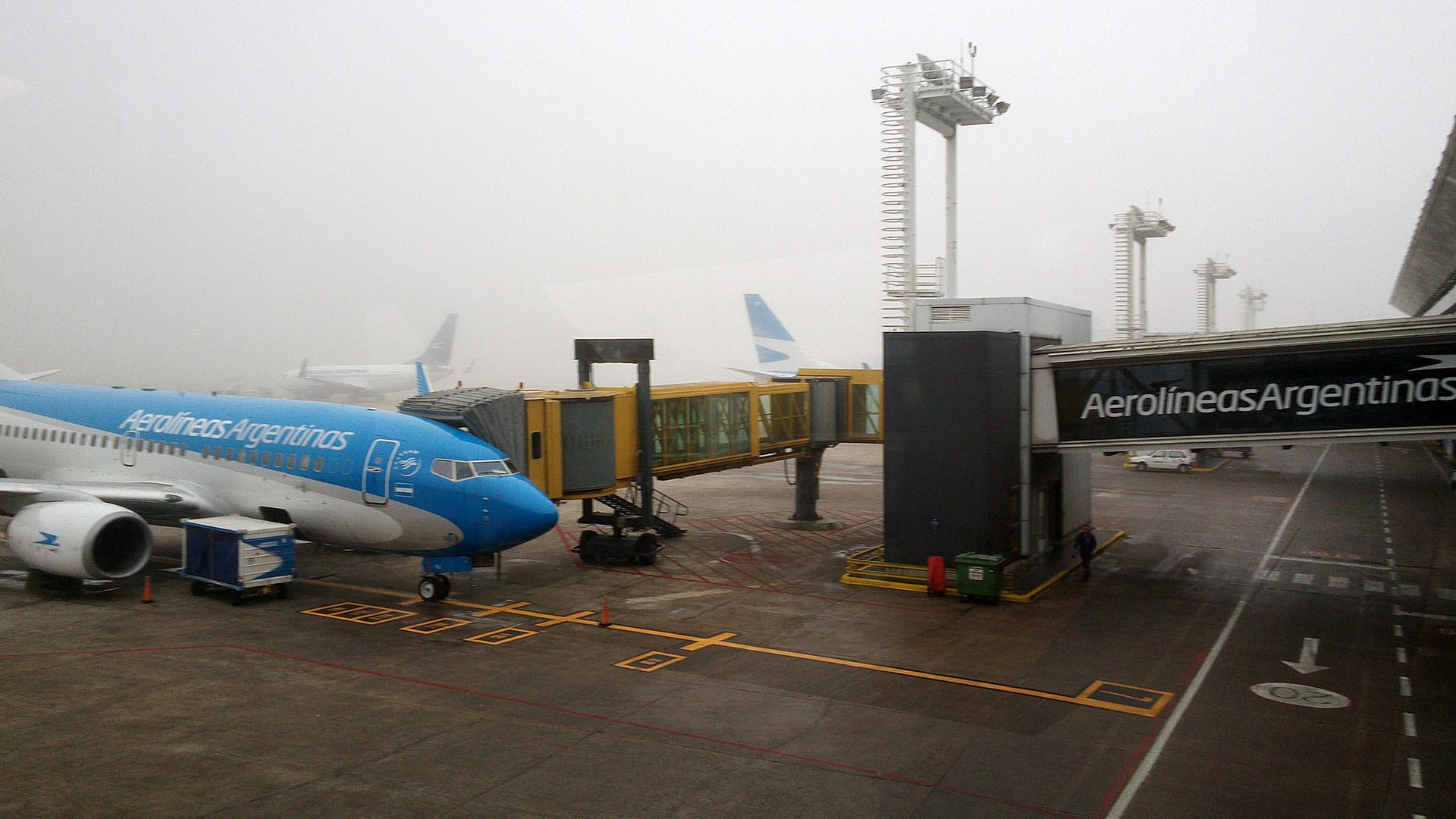 El aeropuerto de Ezeiza estuvo bajo alerta roja por actividad eléctrica y hubo vuelos demorados