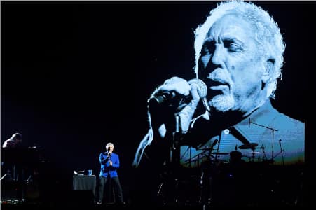 TOM JONES BRINDÓ UN CONCIERTO HISTÓRICO EN EL MOVISTAR ARENA