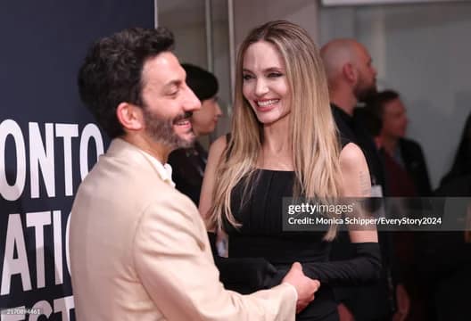 Angelina Jolie y Juan Minujín en el estreno de “Sin sangre”