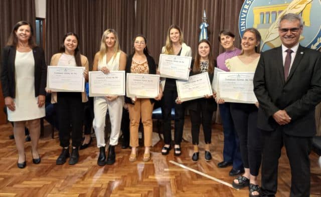 UNS: Siete graduadas recibieron los premios 25 de Mayo