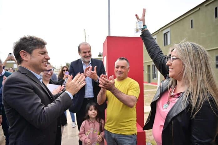 El gobernador de la provincia visitó Bahía Blanca y entregó viviendas junto al intendente