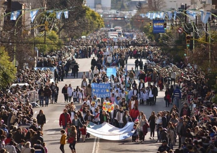 Convocatoria a instituciones para desfilar el 9 de Julio