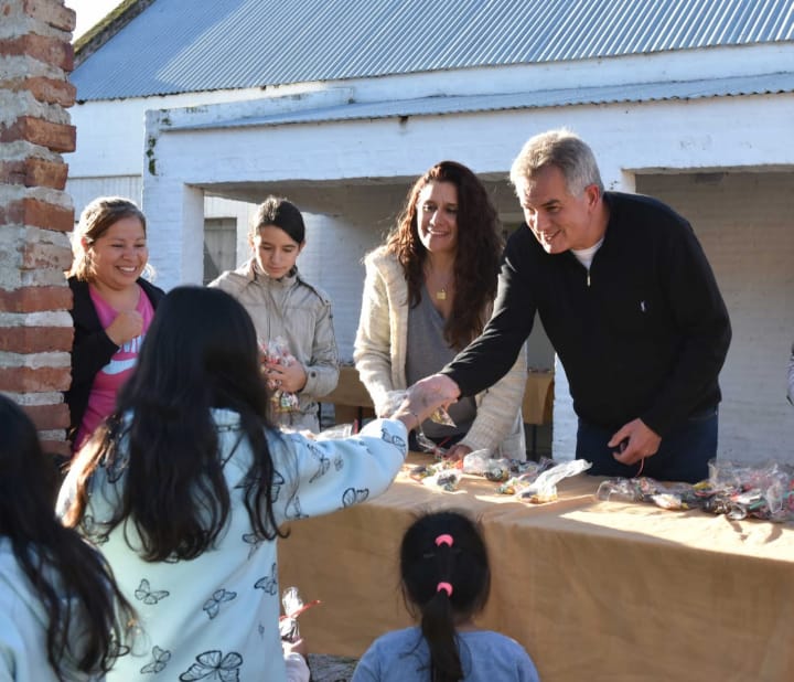 El Municipio hizo entrega de chocolates en la Sociedad de Fomento de Grunbein