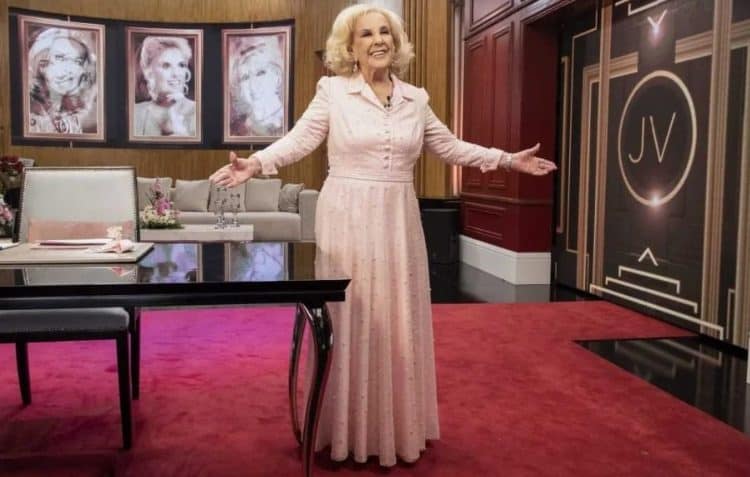 Mirtha Legrand fue condecorada por la Embajada de Francia con la Legión de Honor
