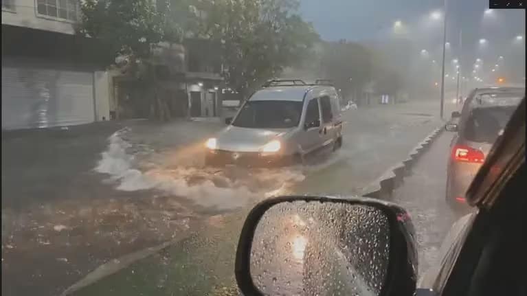 Fuerte temporal en Buenos Aires: calles inundadas, árboles caídos y vuelos cancelados
