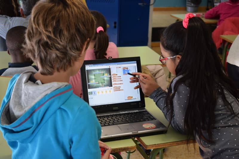Lanzan campaña para acompañar a los niños en Internet