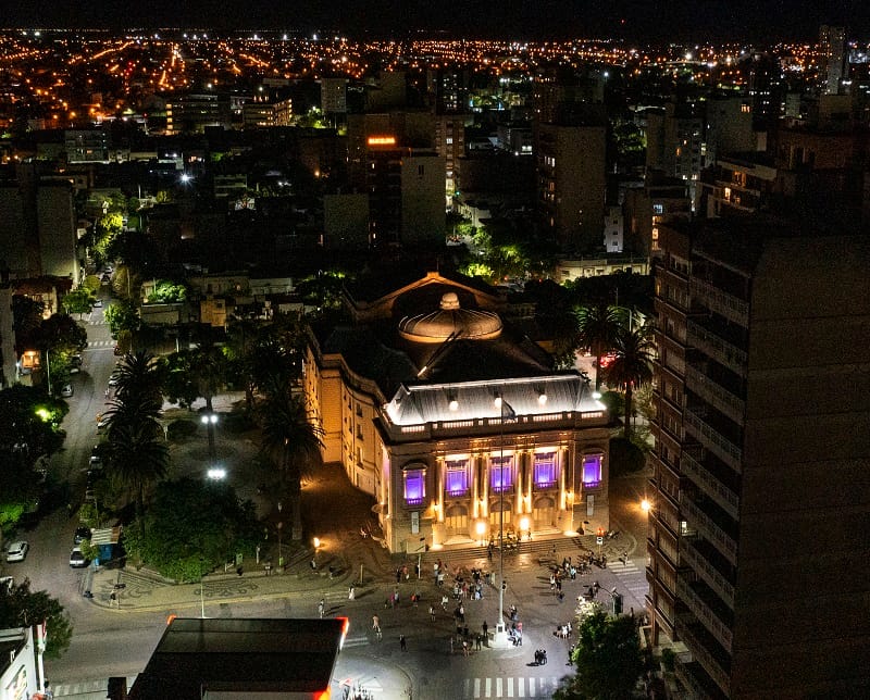 El Teatro Municipal inaugura su nuevo telón con la presentación de Iván Noble