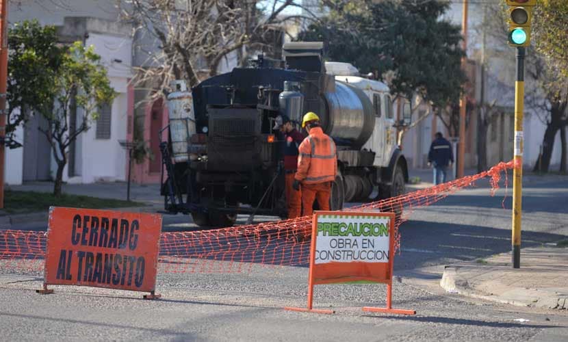 Cortan una esquina céntrica por tareas sobre el asfalto