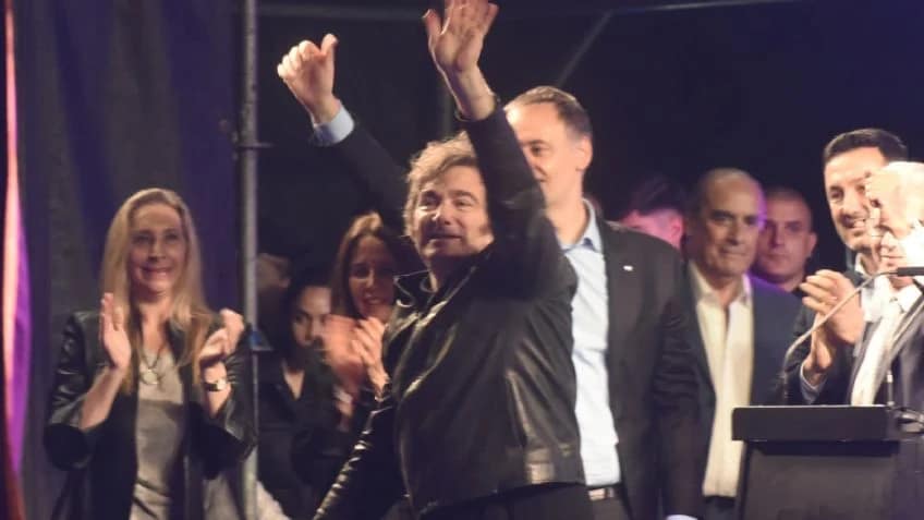 Manuel Adorni cerró su campaña en Recoleta acompañado por el presidente Milei y todo el Gabinete