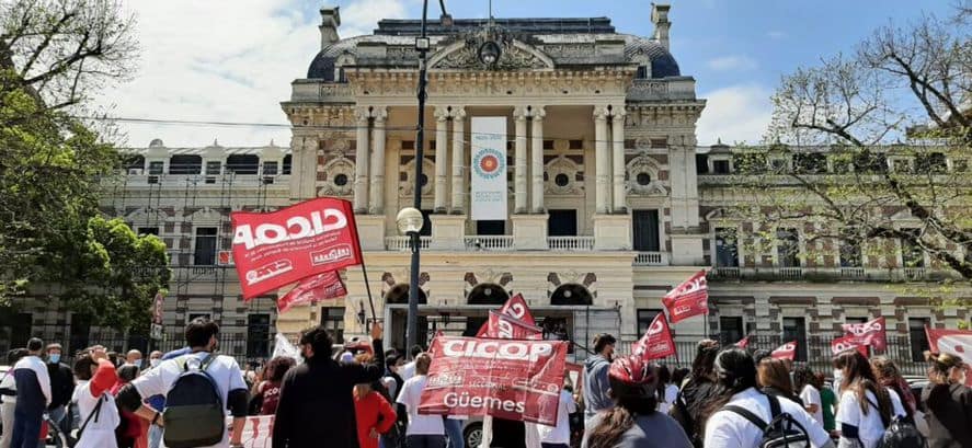 La Provincia decretó aumentos para médicos mientras negocia con los gremios
