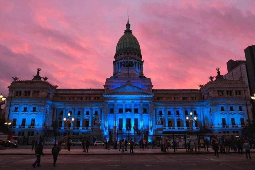 El Congreso se tiñó de azul por el Día de las personas sordas