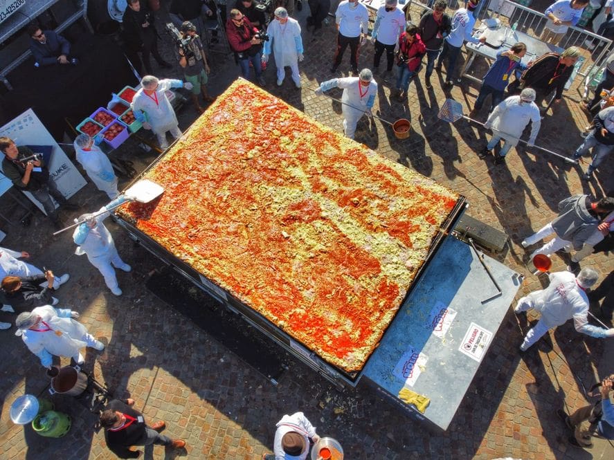 En Luján cocinaron la milanesa más grande del mundo