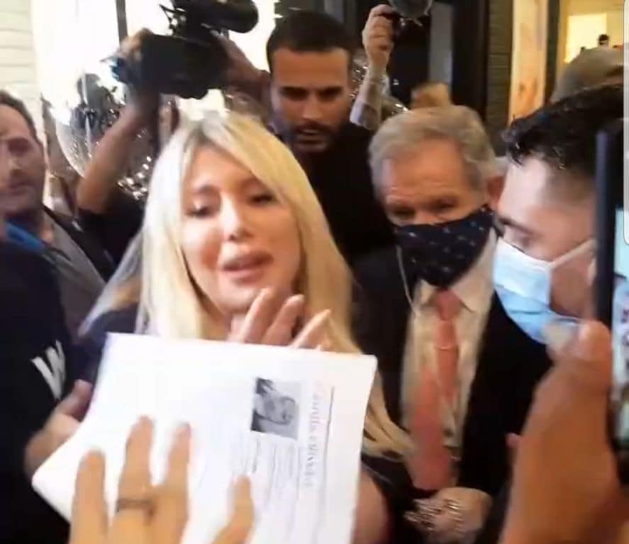A Wanda Nara le dieron un currículum en su presentación de cosméticos