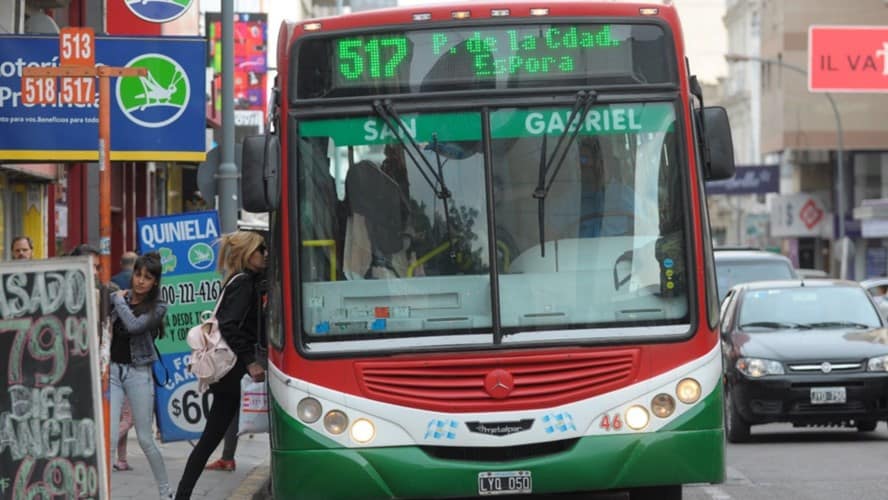 Por 15 días cambian las paradas de 5 líneas de colectivo en calle Brown