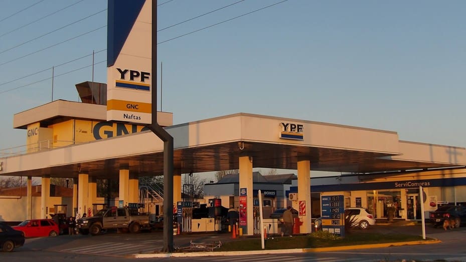 YPF implementó un fuerte aumento del combustible y el litro de Súper ya cuesta $ 121