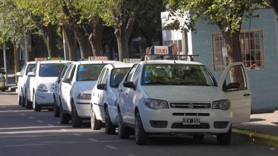 Aprobaron aumento de taxis: la bajada de bandera costará $200