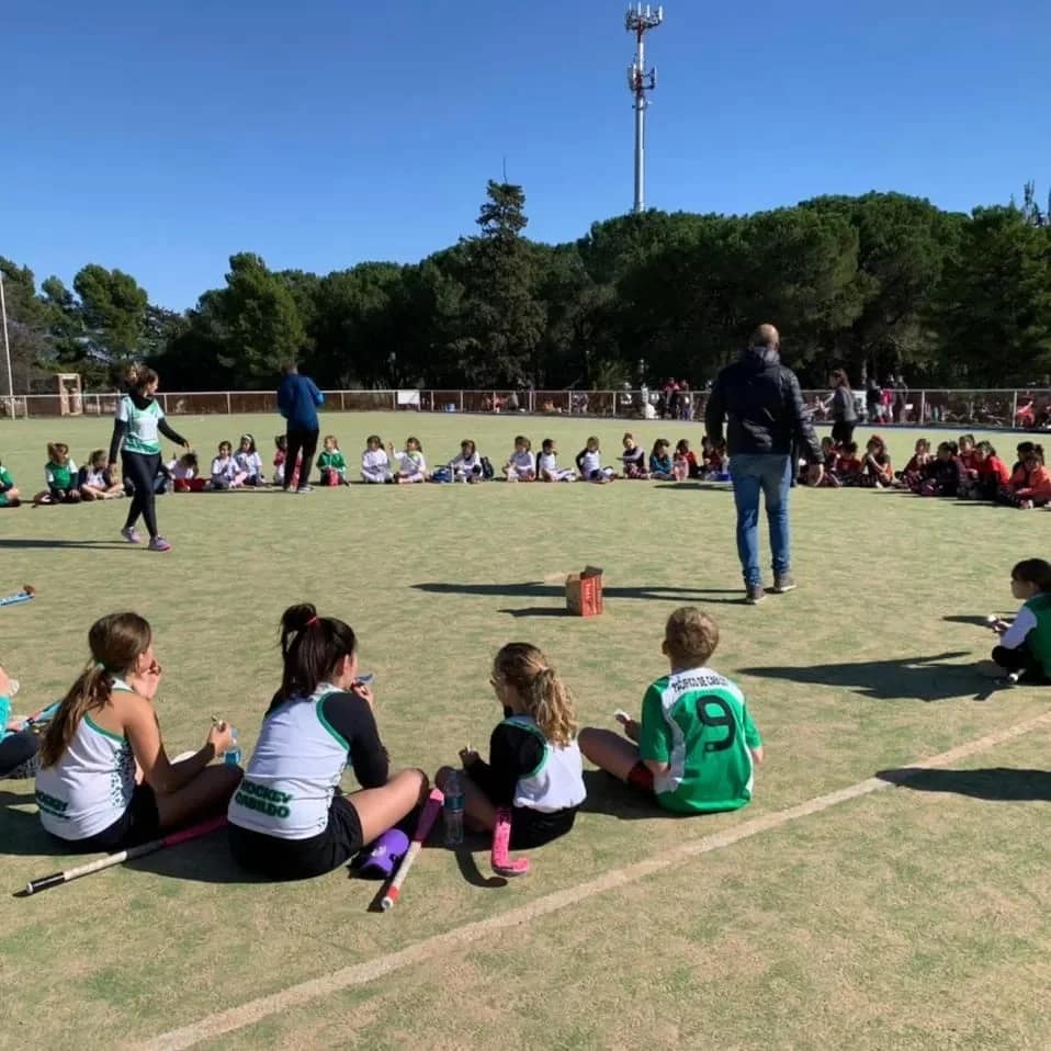 Las imágenes del primer encuentro de hockey social en Bahía