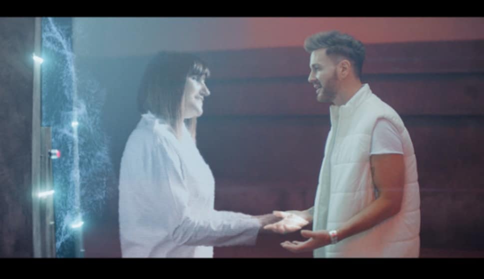 AXEL presenta el video oficial de “Solo tu voz” junto a ROZALÉN